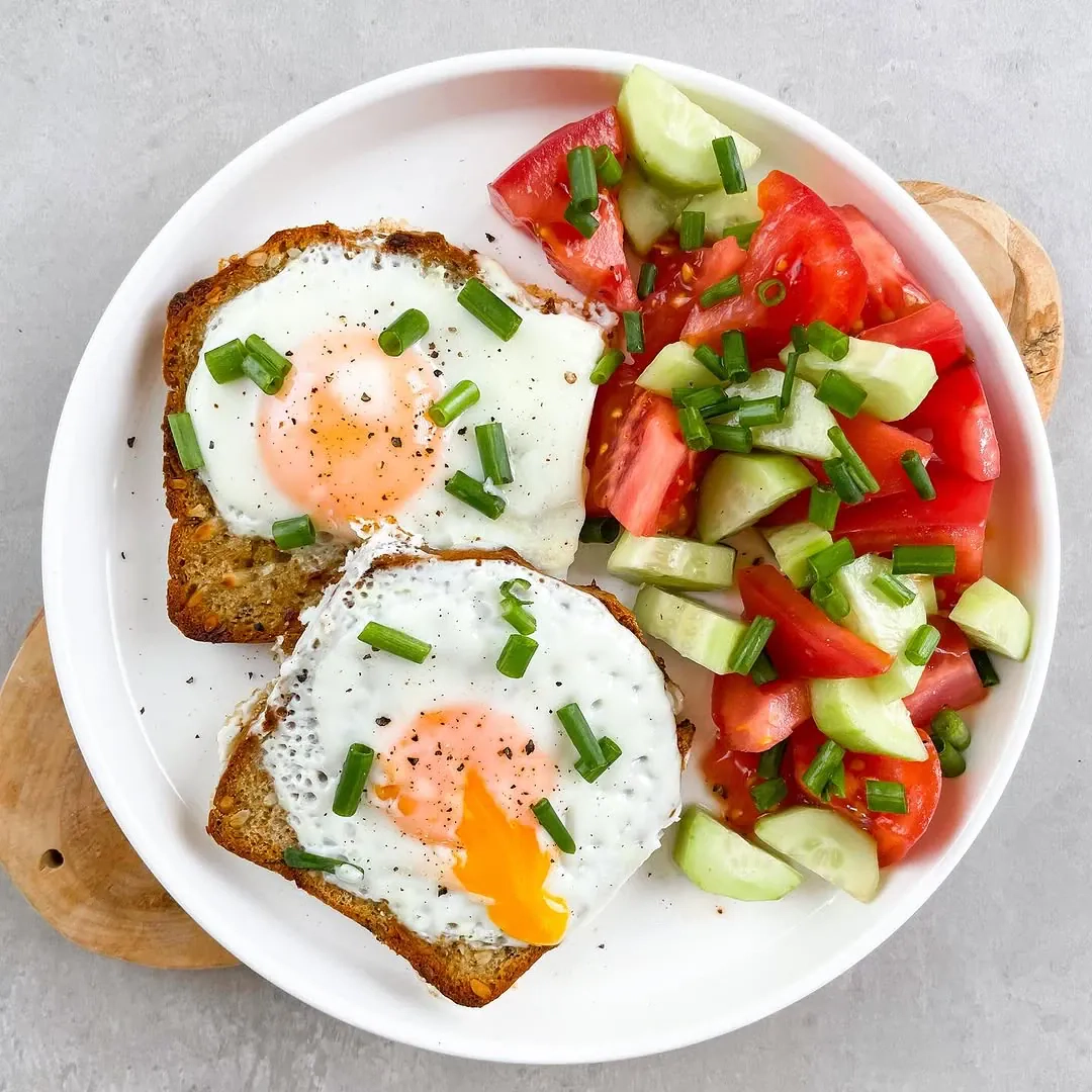 Skrebučiai su keptu kiaušiniu ir daržovių salotomis 🍳