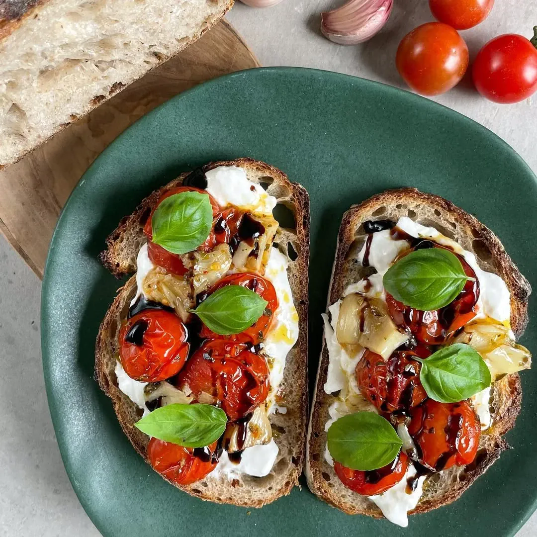 Sumuštiniai su burrata, keptais vyšniniais pomidorais ir balzamiko glazūra