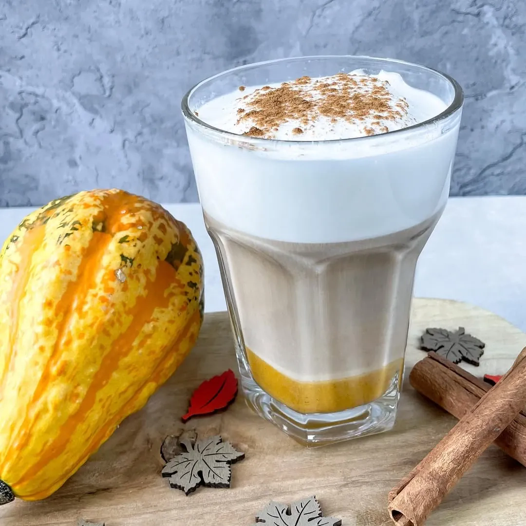 Sveika moliūgų prieskonių latė (FIT Pumpkin Spice Latte)