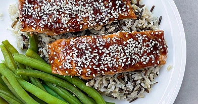 Lašiša teriyaki padaže su ryžiais ir šparaginėmis pupelėmis