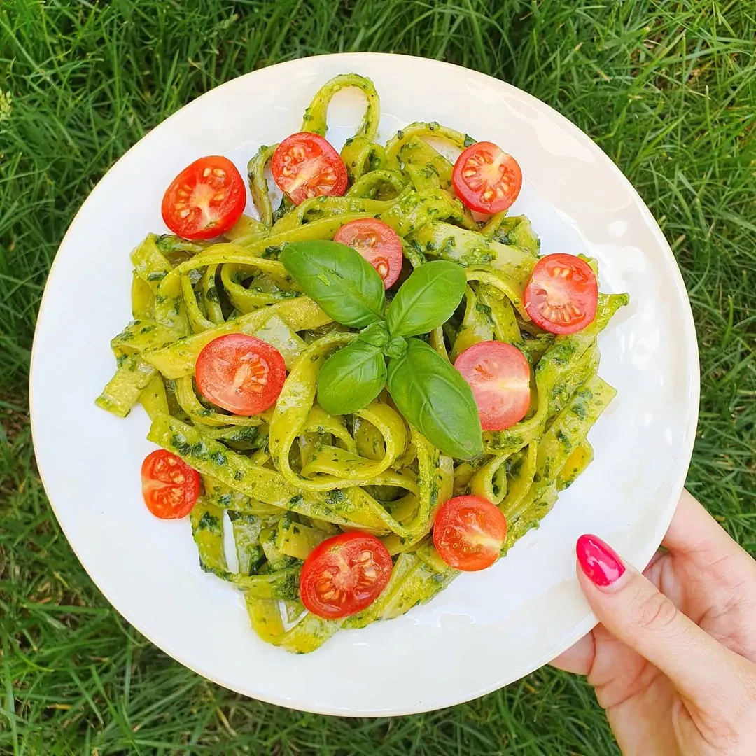 Makaronai su bazilikų pesto ir vyšniniais pomidorais