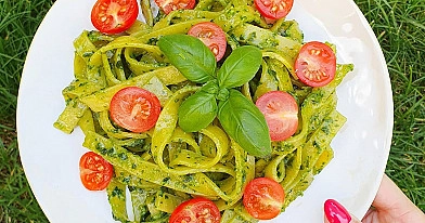 Makaronai su bazilikų pesto ir vyšniniais pomidorais