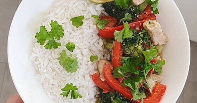 Tailandietiškas žalias karis (curry) su vištiena, kokosų pienu ir daržovėmis 🥦