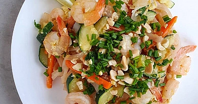 Tailandietiškas Pad Thai su krevetėmis, daržovėmis ir ryžių makaronais