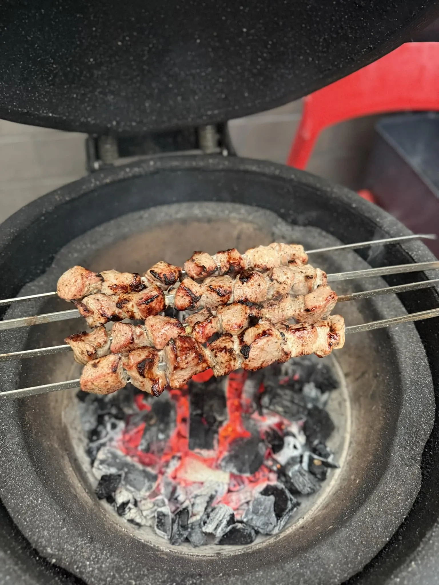 Kepti kiaulienos šašlykai, kamado tipo grilyje