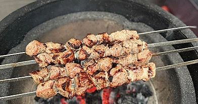 Kepti kiaulienos šašlykai, kamado tipo grilyje