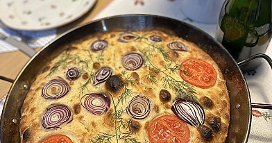 Focaccia duona su pomidorais ir mėlynaisiais svogūnais, kepta keptuvėje